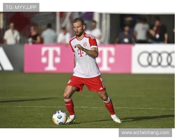 拜仁发布客战门兴海报乌尔比希与莱默尔共同亮相展现团队精神